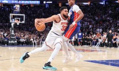 开云体育-小牛狂胜马刺：唐斯表现亮眼率队取得大胜彻底压制对手的简单介绍