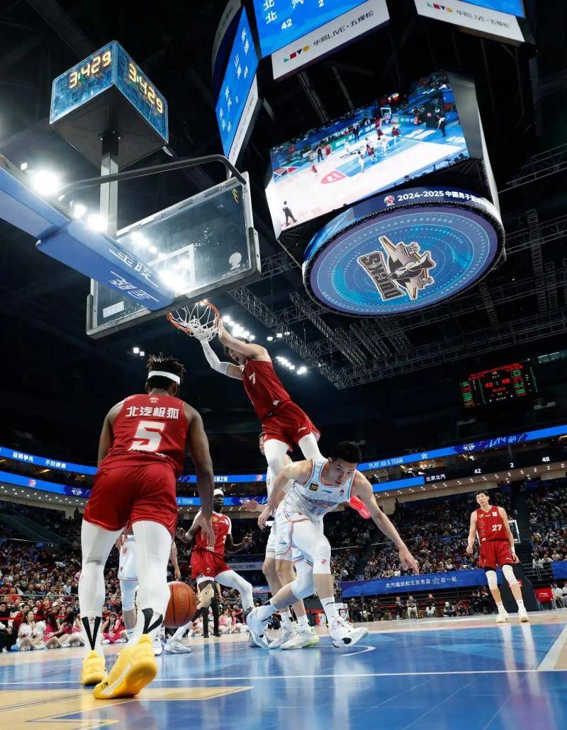 赛场上的竞争激烈程度令人震撼