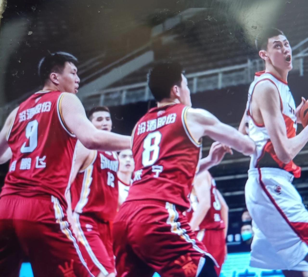 传球配合流畅，球队攻势如潮