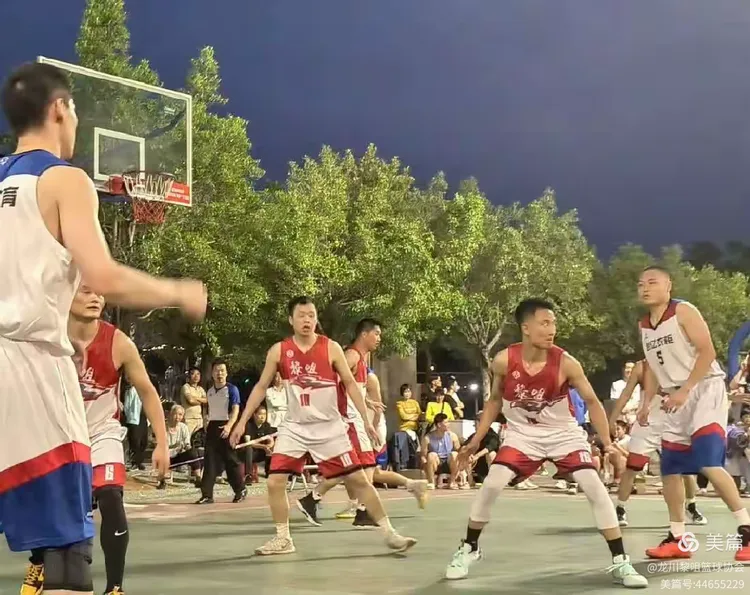 传球配合流畅，球队攻势如潮