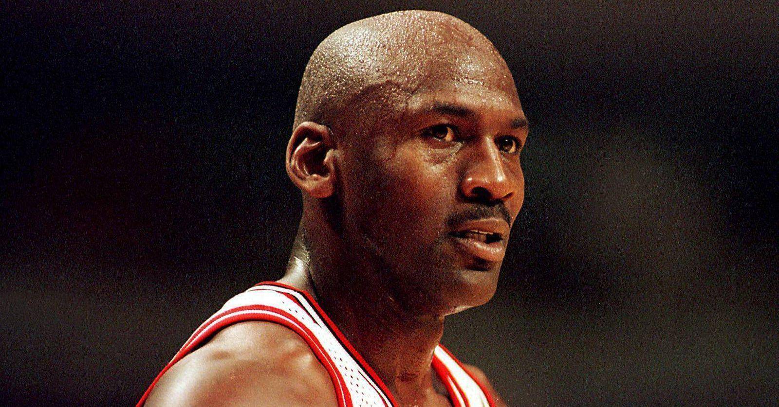 NBA传奇球星迈克尔·乔丹出席篮球活动，受瞩目的简单介绍