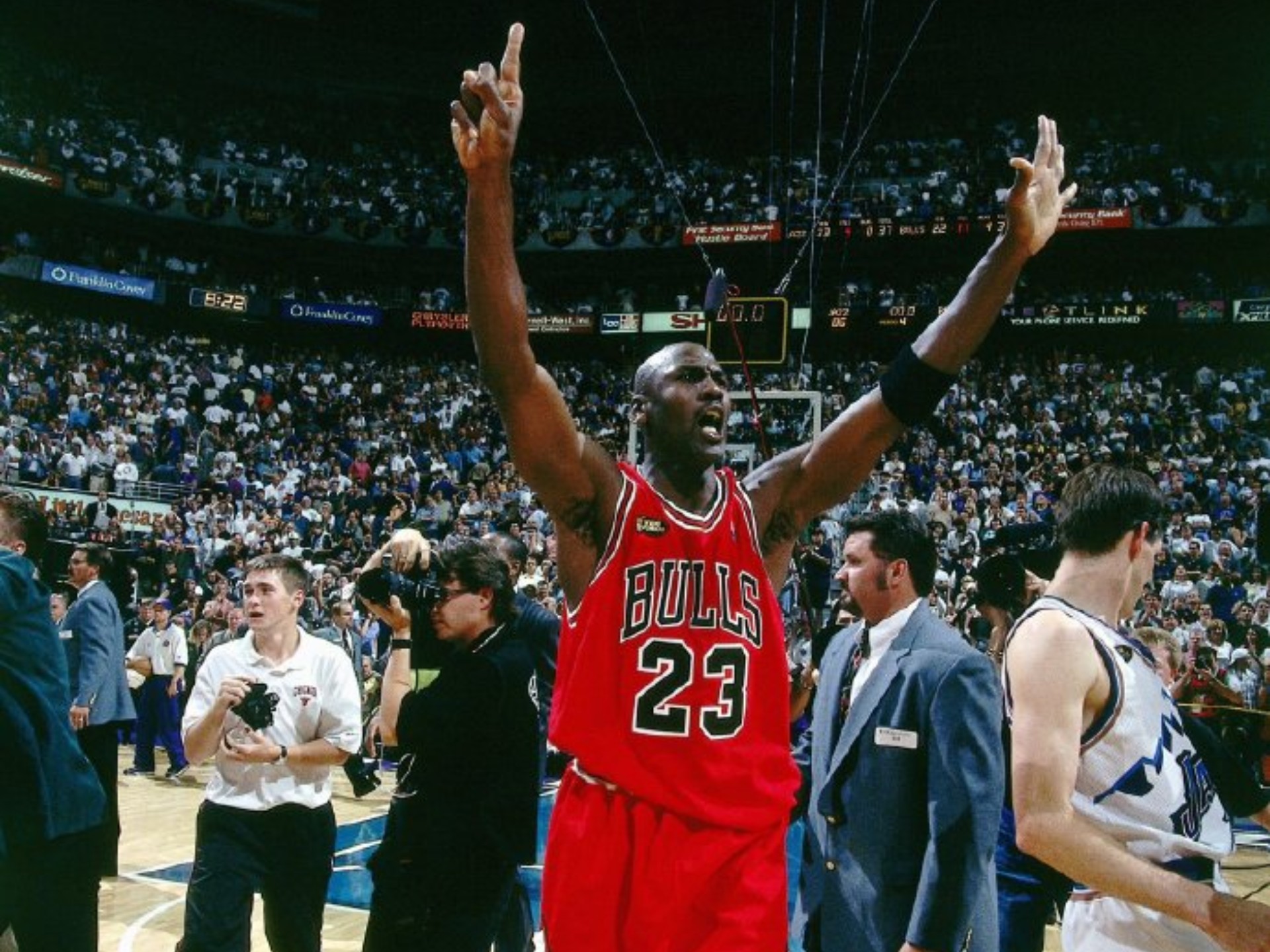 NBA传奇球星迈克尔·乔丹出席篮球活动，受瞩目的简单介绍