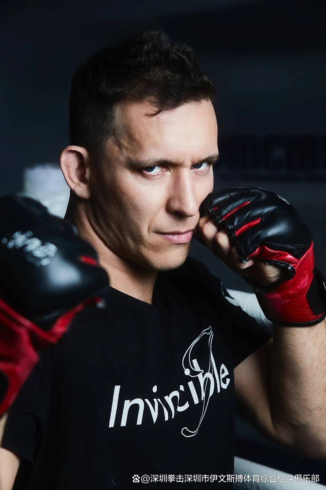 法国拳击手搏击拼搏，夺取冠军