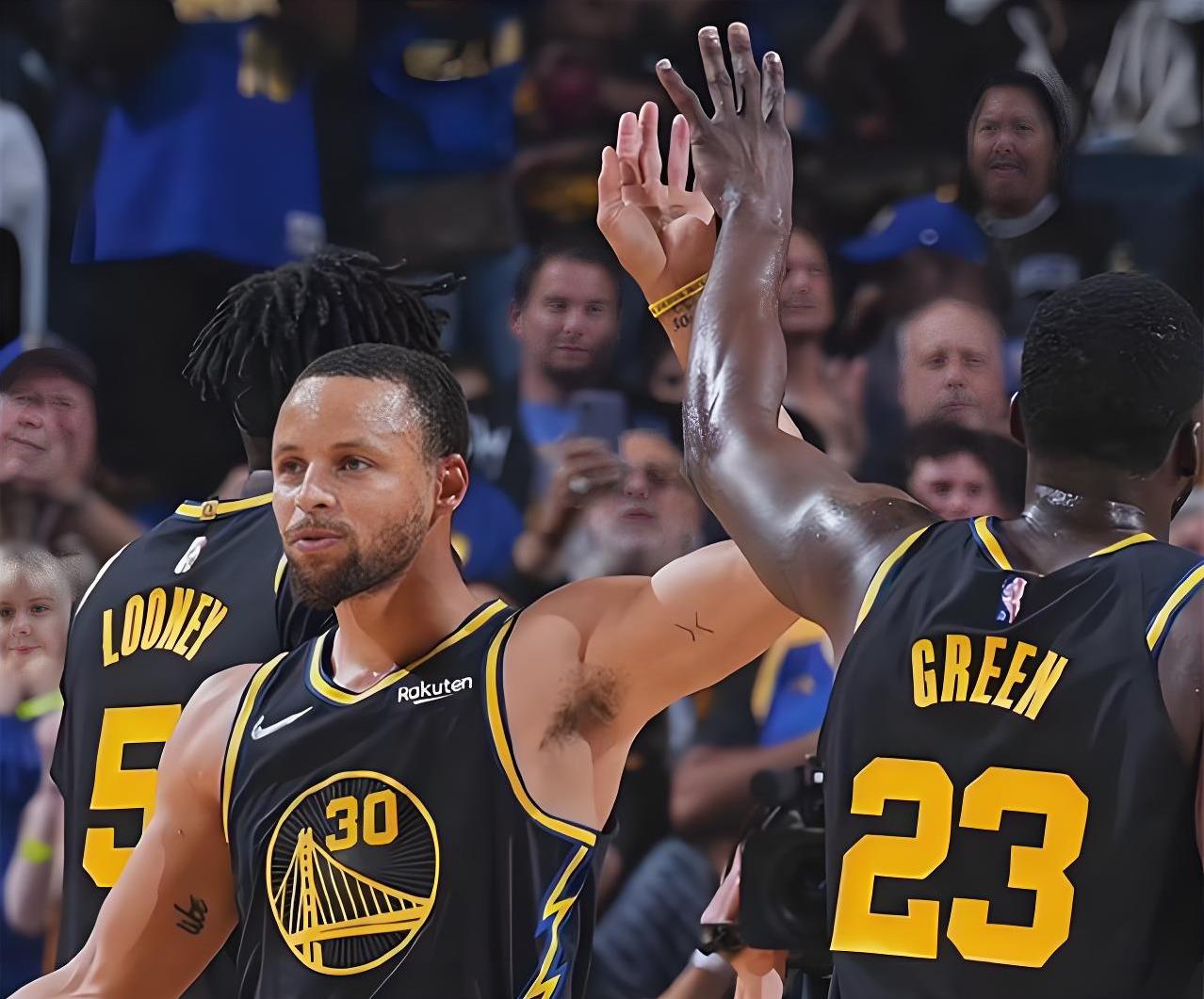 关于勇士队大胜湖人，继续保持不败纪录的信息