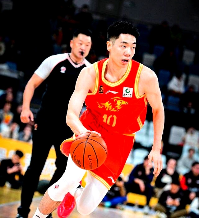 惊心动魄比赛决战，燃情篮球场上双方厮杀