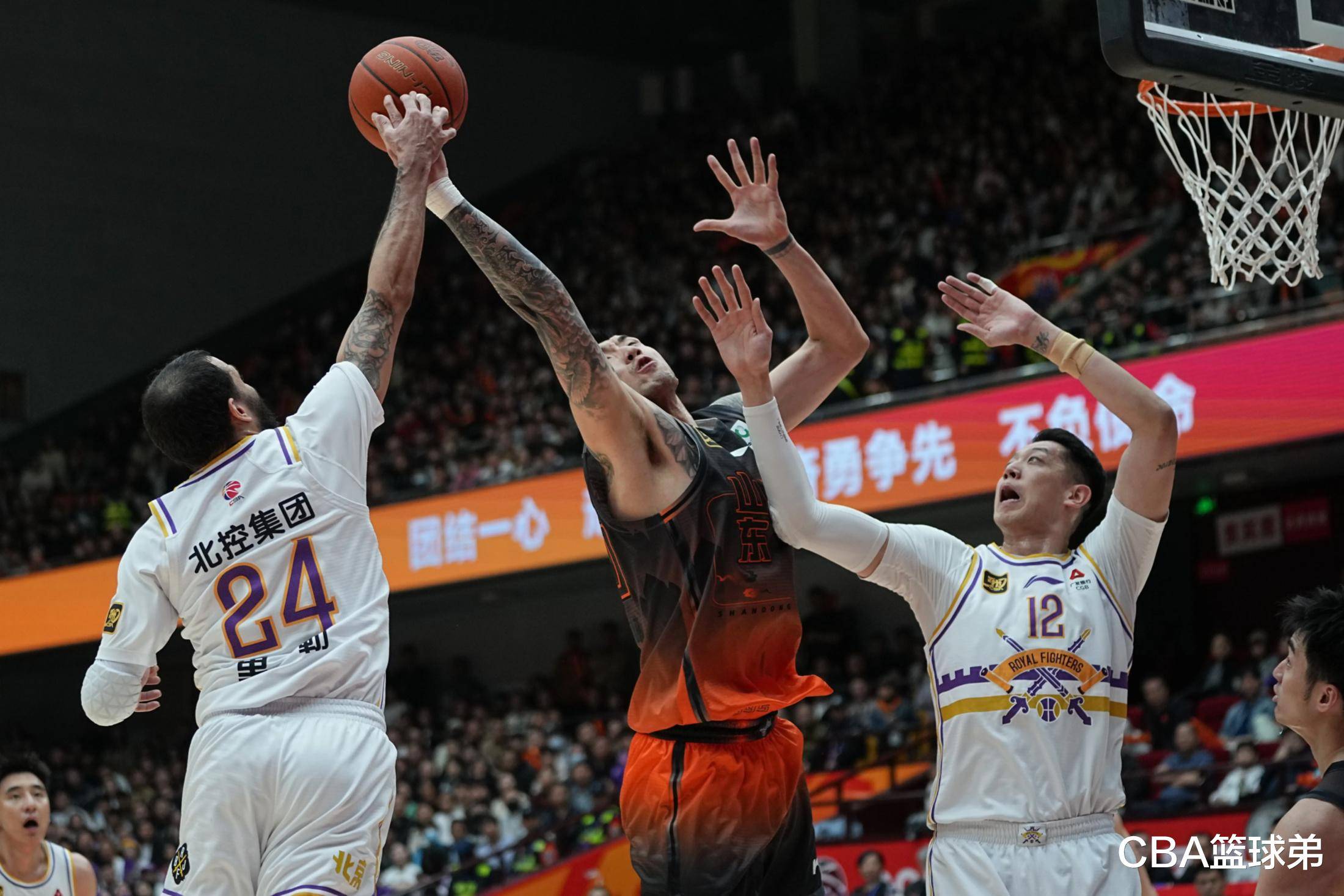 惊心动魄比赛决战，燃情篮球场上双方厮杀