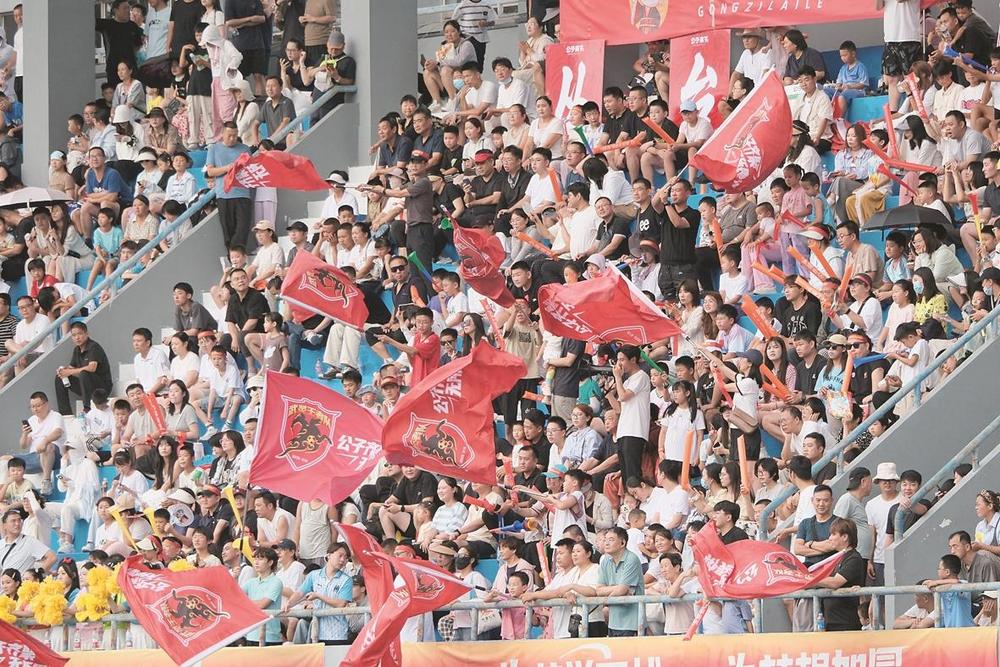 足球比赛现场气氛火爆,球迷激情高涨 足球比赛现场气氛火爆,球迷激情高涨