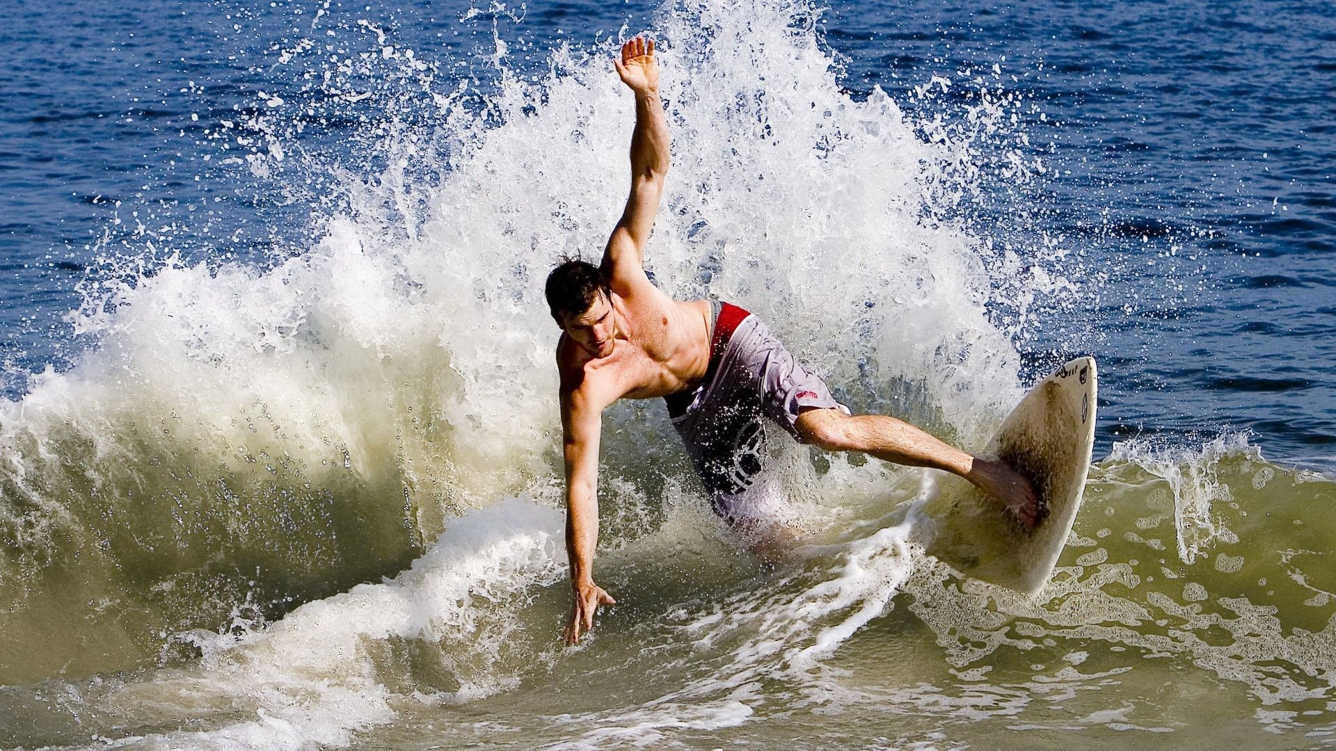 国王撕裂平行宇宙，莫兰特于时间裂隙中接管东决