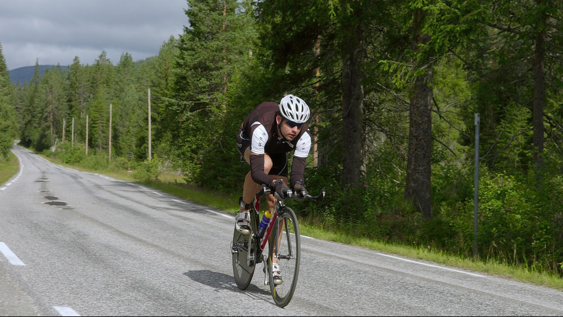 极速引擎与传奇血液，F1巴林红幕下的足球意志之战